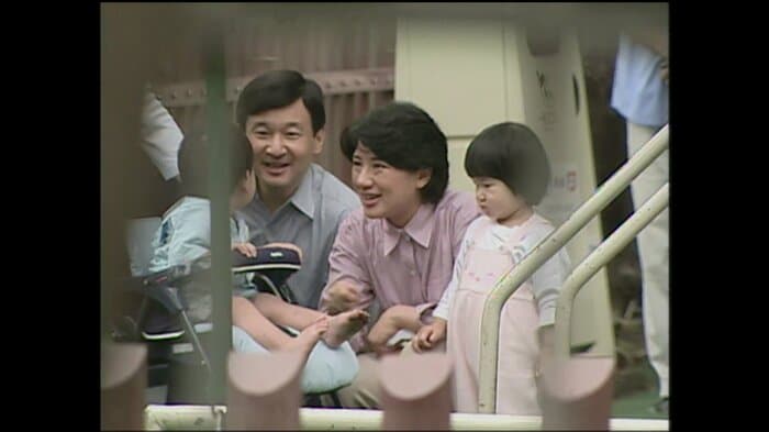 明治神宮外苑の児童遊園で親子と交流される皇太子ご一家