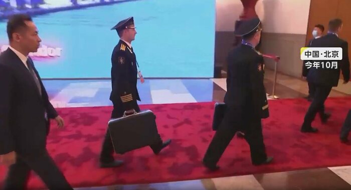 中国・習近平国家主席との会談で“核のカバン”を持つ将校(北京・10月)