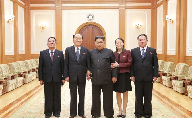 2018年2月12日韓国訪問団を慰労した金正恩氏