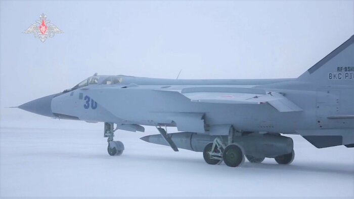 MiG-31K攻撃機に懸架されたキンジャール極超音速ミサイル