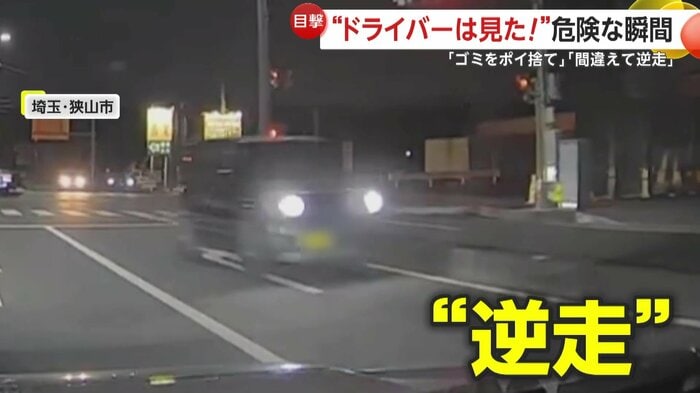 逆走で右折してきた黒い車(視聴者提供)