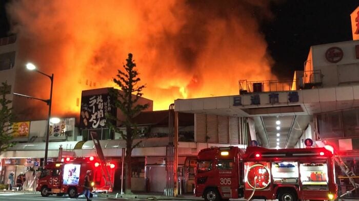 未明に起きた火災に現場は騒然