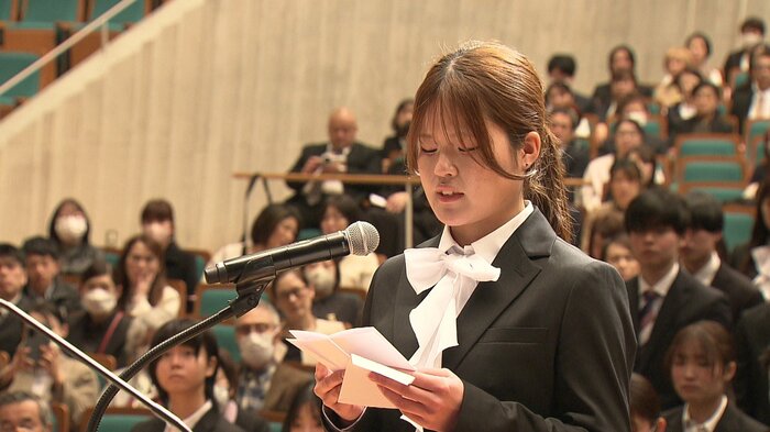 日置愛莉さん(外国語学部)が誓いの言葉を述べた