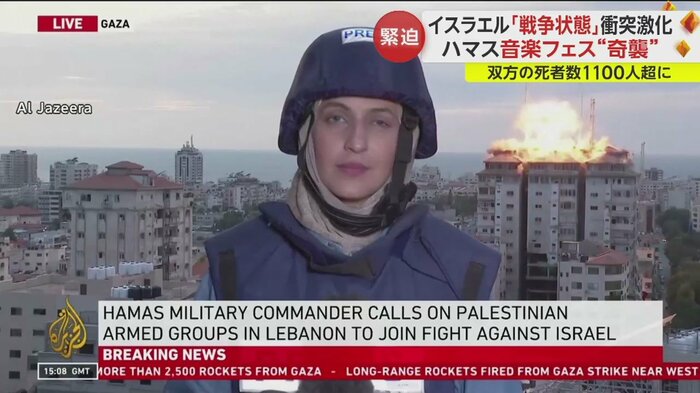 生中継中に女性記者の背後でガザ地区の「パレスチナ・タワー」が爆撃を受ける