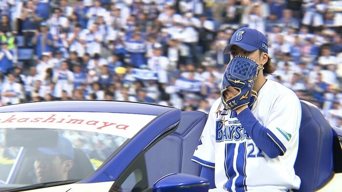 リリーフカーでマウンドに向かう入江