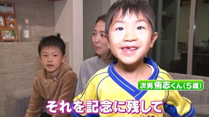 インタビュー中にもカメラ前に次男が登場…