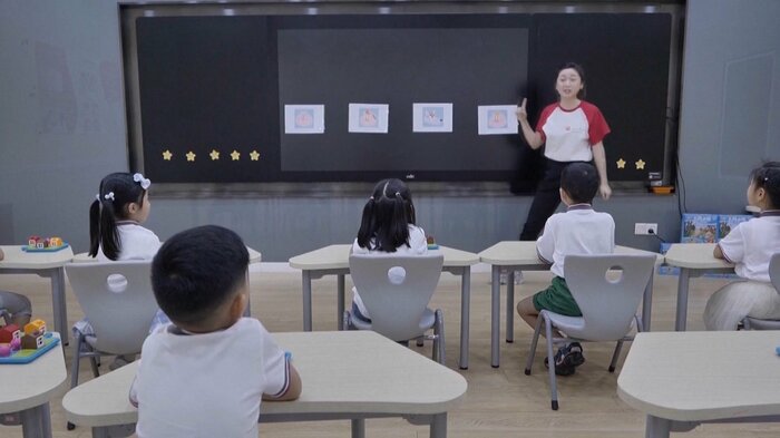 授業を受ける子どもたち(上海)