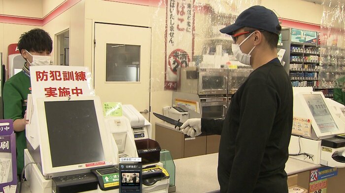 コンビニ強盗事件が発生したとの想定で訓練が行われた(13日 東京・杉並区)
