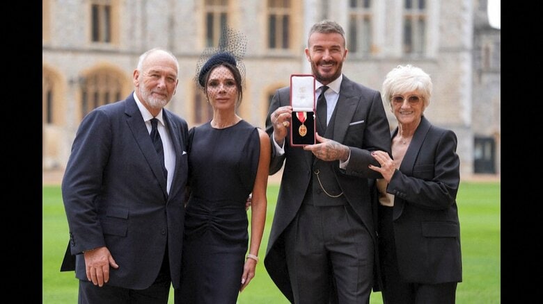 「想像もできなかった」デービッド・ベッカム氏「ナイト」爵位に感激の涙　国王からの授与式に妻ヴィクトリアさんデザインのスーツで｜FNNプライムオンライン