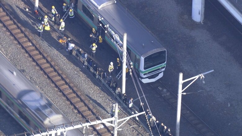 【速報】線路を歩いて駅に移動する乗客も…JR常磐線が上野駅の架線断線の影響で運転見合わせ　出勤通学の足を直撃｜FNNプライムオンライン