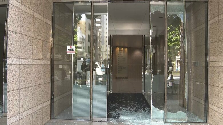 7月も窃盗被害に　小型貸金庫再び破壊されこじ開けられる　バール使い複数人がビル入り口のガラス割る　今回の被害確認中　警視庁｜FNNプライムオンライン
