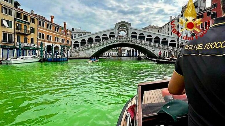 まるで入浴剤を入れたような…イタリアの人気観光地「ベネチア運河」が“不気味な緑”に染まる異常事態【イタリア】｜FNNプライムオンライン