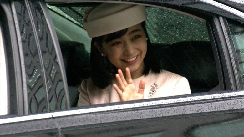 淡いピンクの装いの佳子さま　集まった人たちに笑顔で手を振り皇居の賢所へ　あすからのブラジル公式訪問を前に参拝｜FNNプライムオンライン