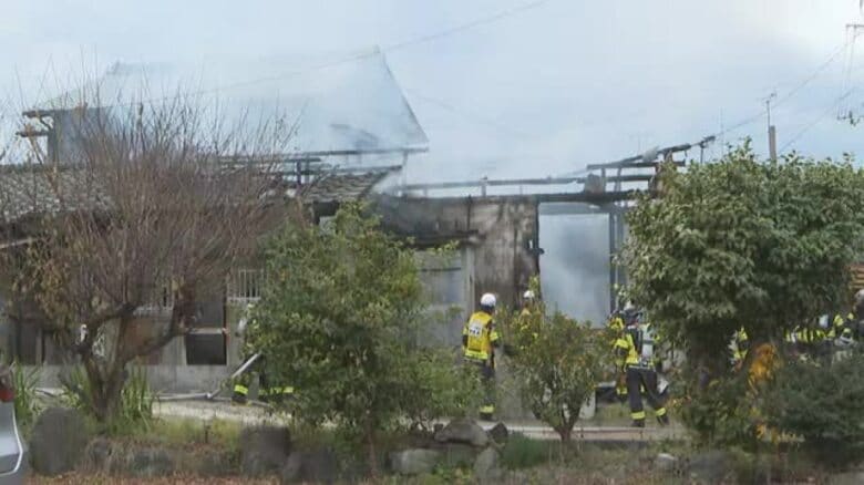 新居浜で住宅全焼　焼け跡から遺体　住人の８０代女性か　警察が身元と原因を調べる【愛媛】｜FNNプライムオンライン