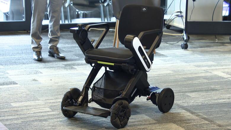 新作モデル「電動車いす」　５センチの段差も楽々　カーボン素材で６キロ軽く　片手で簡単に折りたたみ｜FNNプライムオンライン