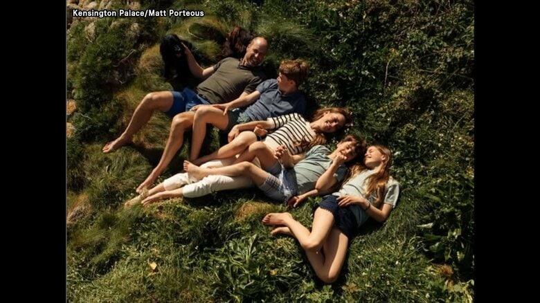 ウィリアム皇太子＆キャサリン皇太子妃　結婚15周年を記念に家族写真公開｜FNNプライムオンライン