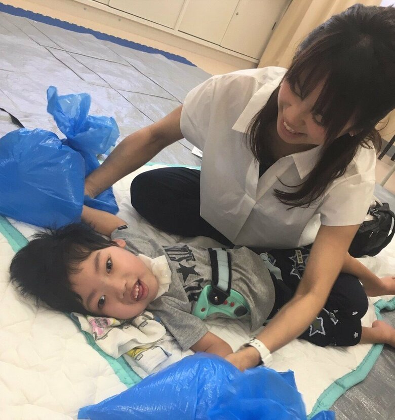 本郷さんの妹と医療的ケア児の息子(画像提供:ウイングス 医療的ケア児などのがんばる子どもと家族を支える会)