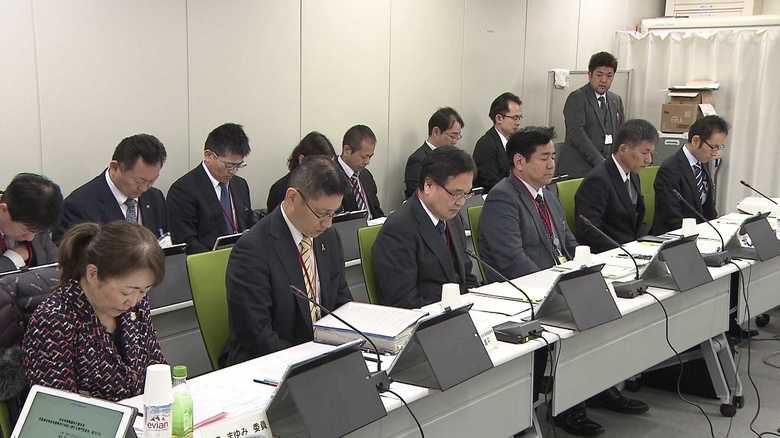 黙とうする専門委員や自治体関係者ら(13日)