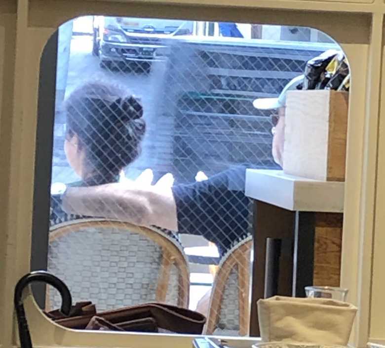 都内のカフェに立ち寄ったゴーン被告を捉えた一枚(撮影:平井文夫)