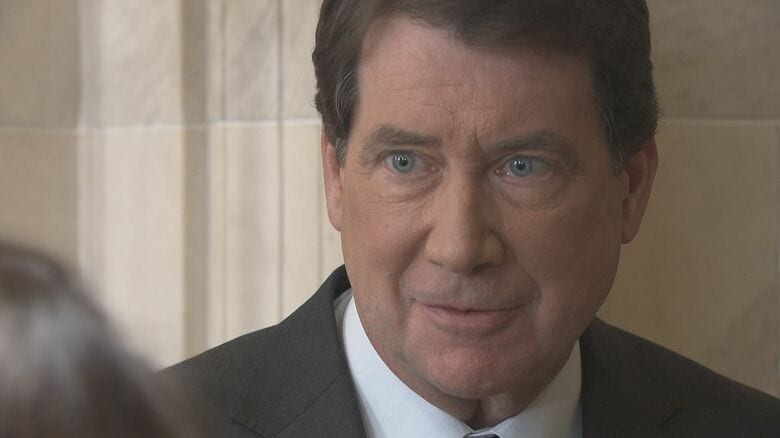 フジテレビの取材に応じるハガティ上院議員