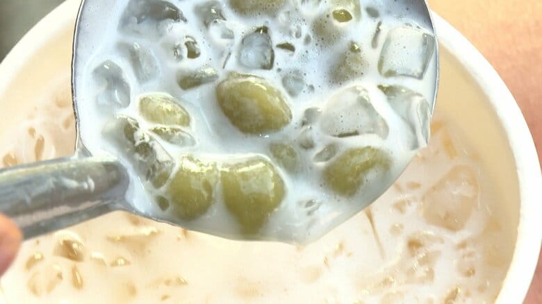 ミルクティーに入っているのはよもぎ餅