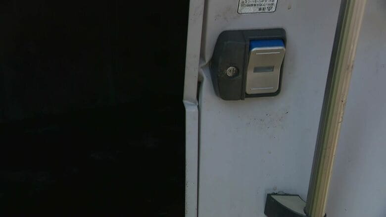 変形してしまった扉