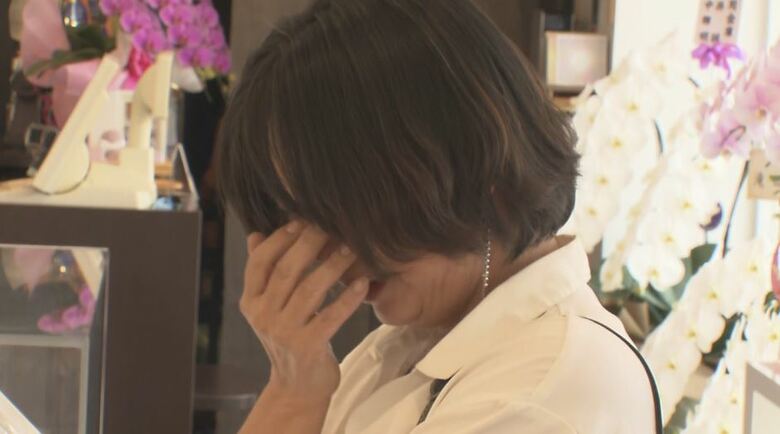 営業再開に感極まわる女性