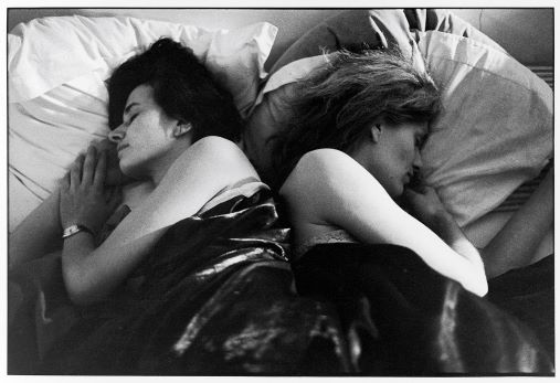 ソフィ・カル《眠る人々−グロリア・Kとアン・B》1980年 © Sophie Calle / ADAGP, Paris 2024 Courtesy of the artist and Perrotin