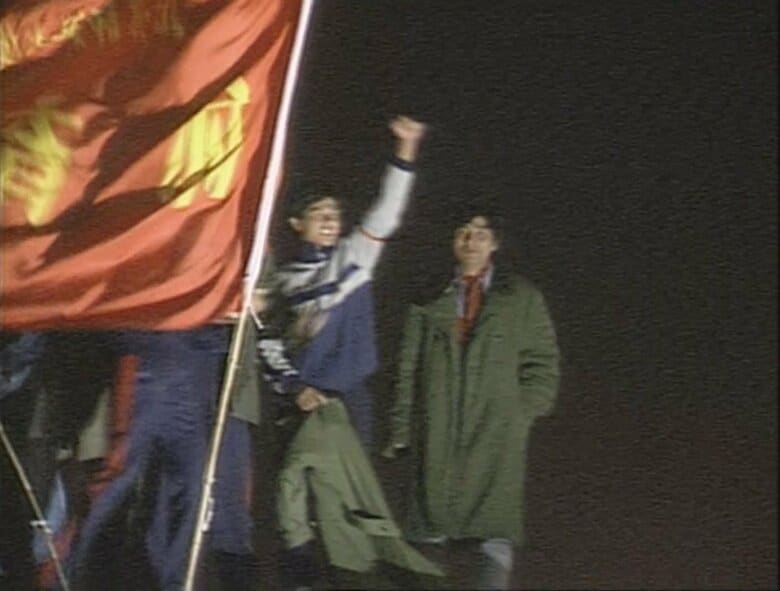 運動に参加した学生らに銃口が向けられた