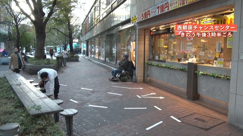 発売前日の20日　西銀座チャンスセンターに早くも並んでいる人が