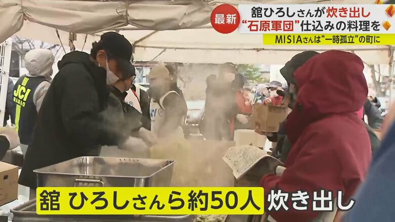慣れた手つきで焼きそばを調理する舘ひろしさん