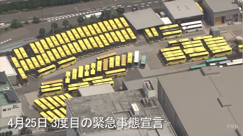3度目の緊急事態宣言 車庫で並ぶバス