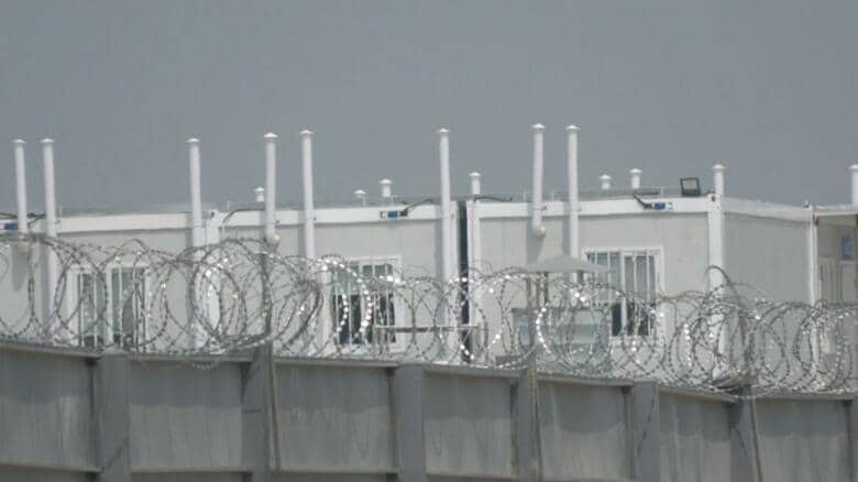 施設周辺の壁の上に張り巡らされた有刺鉄線