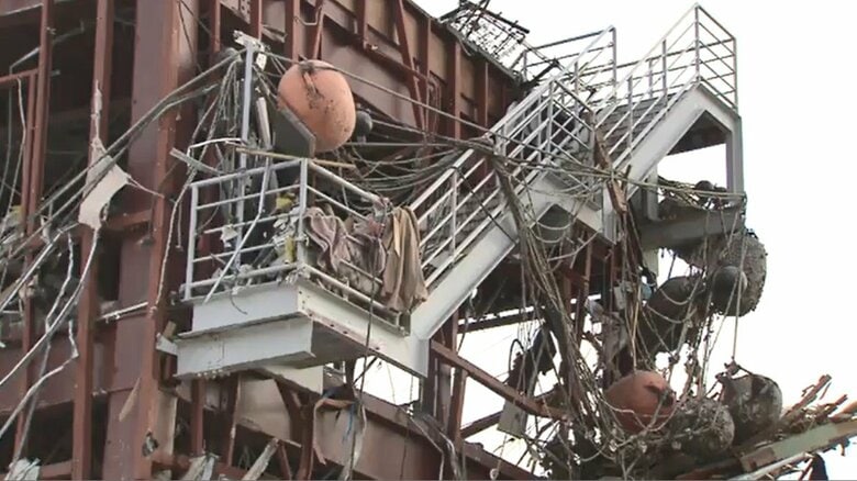 防災対策庁舎の外階段 漁具も絡み付いている(2011年）