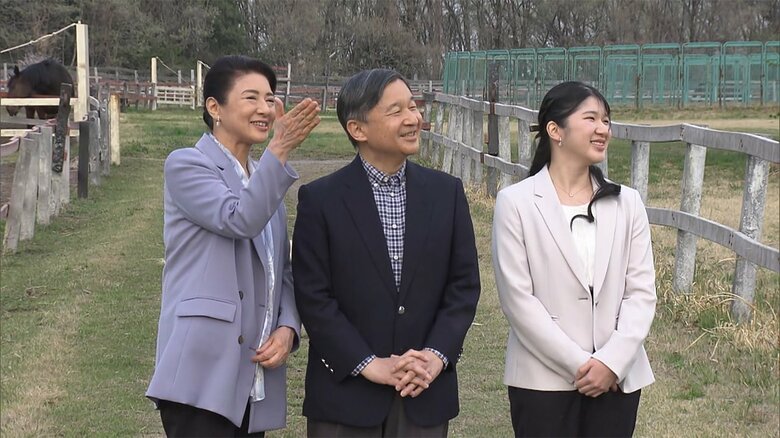 御料牧場に到着された両陛下、愛子さま。終始、和やかな散策となった。
