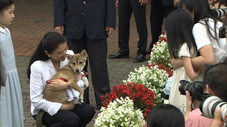 愛犬「由莉」を抱っこされる皇后雅子さま（2009年）