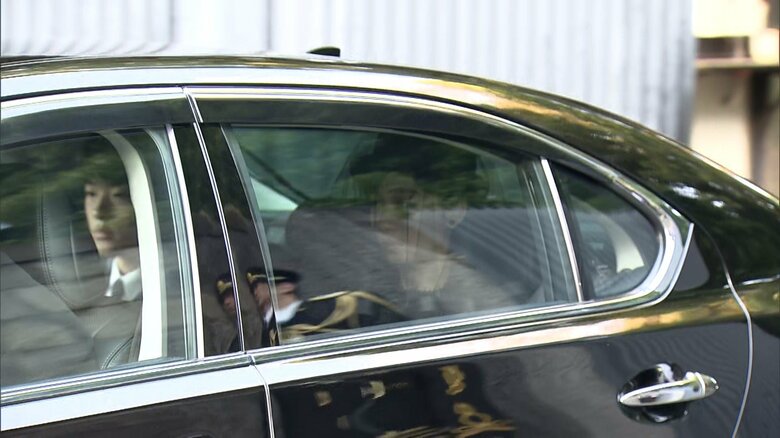 斂葬の儀に向かう佳子さまと悠仁さま　11月26日