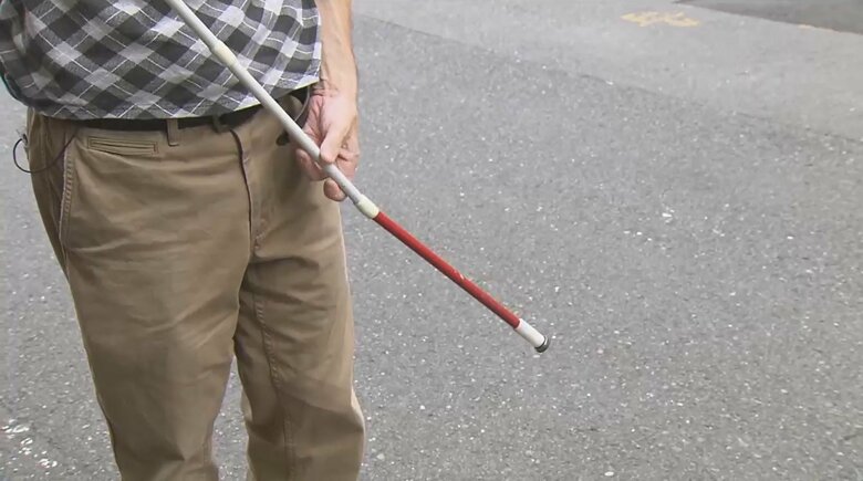 自転車の車輪に巻き込まれ曲がった白杖