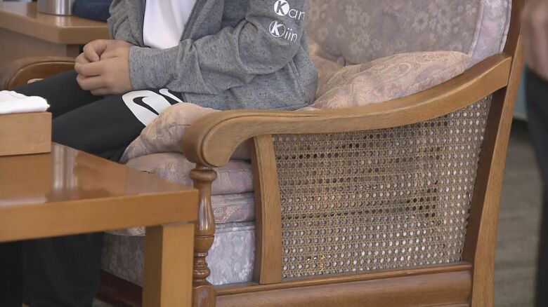 身長が低いため、対局席の座布団を積み上げて高さを調整