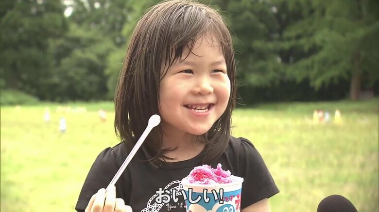 振る舞われたかき氷に笑顔