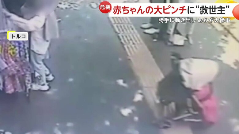 電話とショッピングに夢中の母親