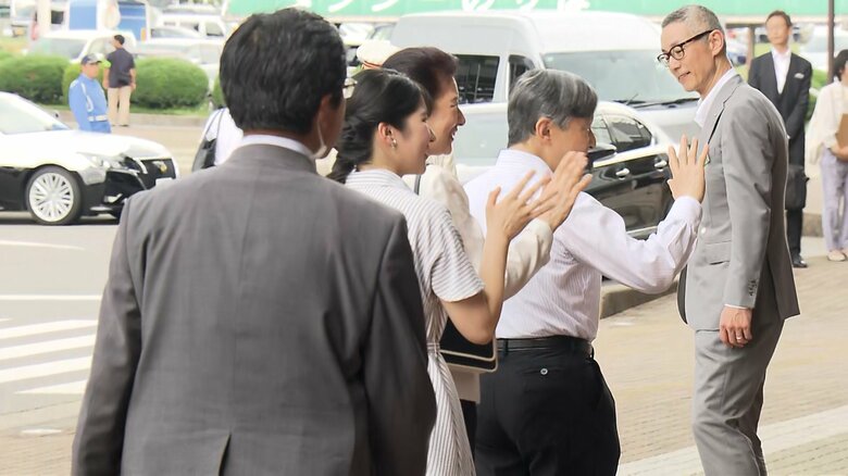 那須塩原駅に到着した天皇ご一家