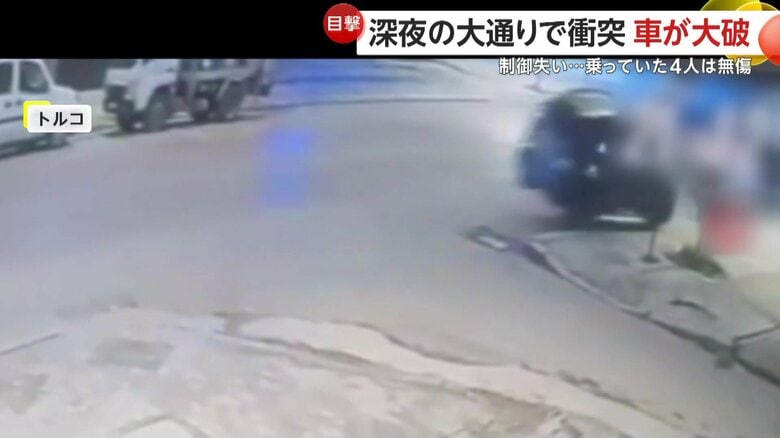 制御を失った車が停車中の車に衝突する瞬間（トルコ）①