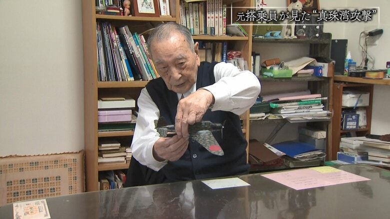 模型を使って訓練の様子を語る吉岡さん