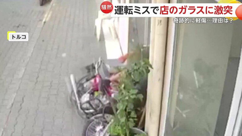 バイクの男性が店のガラスに突っ込む瞬間（6日、トルコのエーゲ海地方）⑥
