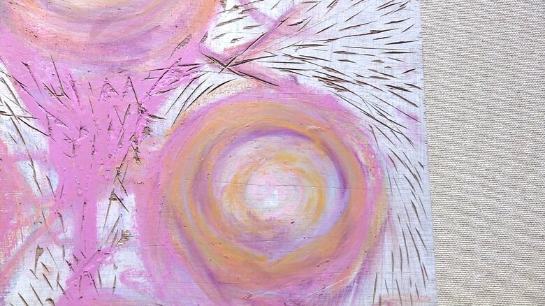 削りを施したパネルに色を塗り重ね“心のかさぶた”を表現