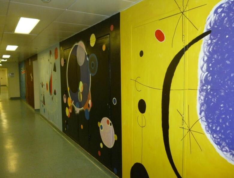 収容施設の壁は被収容者が描いた絵で彩られていた