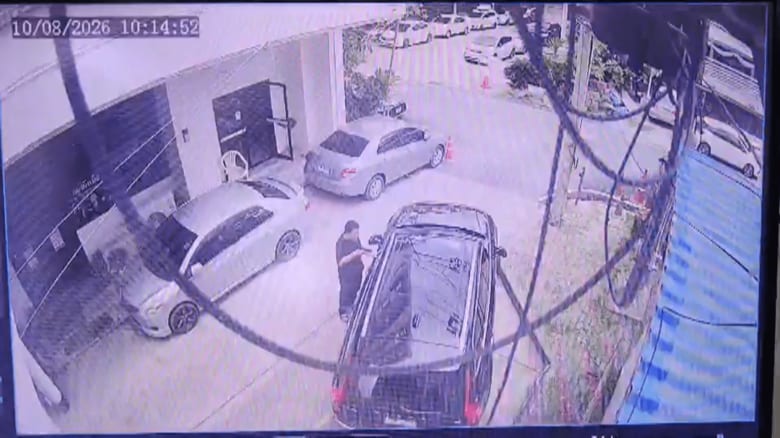 車を止めて銃を発砲する元国会議員の男