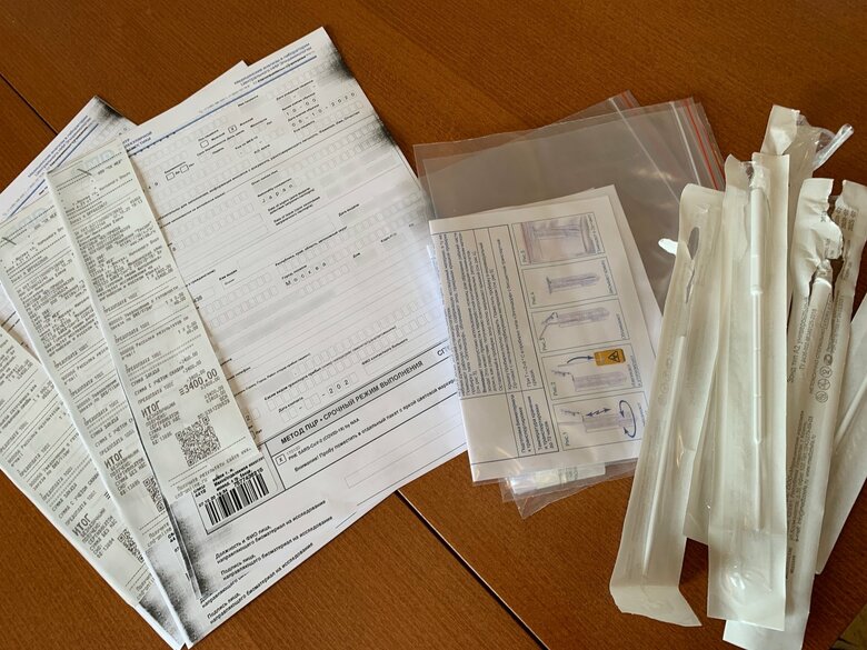 残されたPCR検査キットの包装や説明書。検査機関の女性は「自分で捨てて」と置いていった（2020年10月）