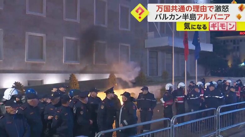 政府庁舎に投げ入れられたプラカードが爆発する瞬間(6)